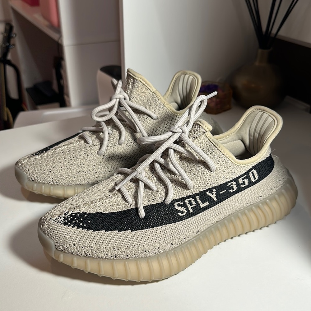 YEEZY 350 V2 *NEVER WORN*
